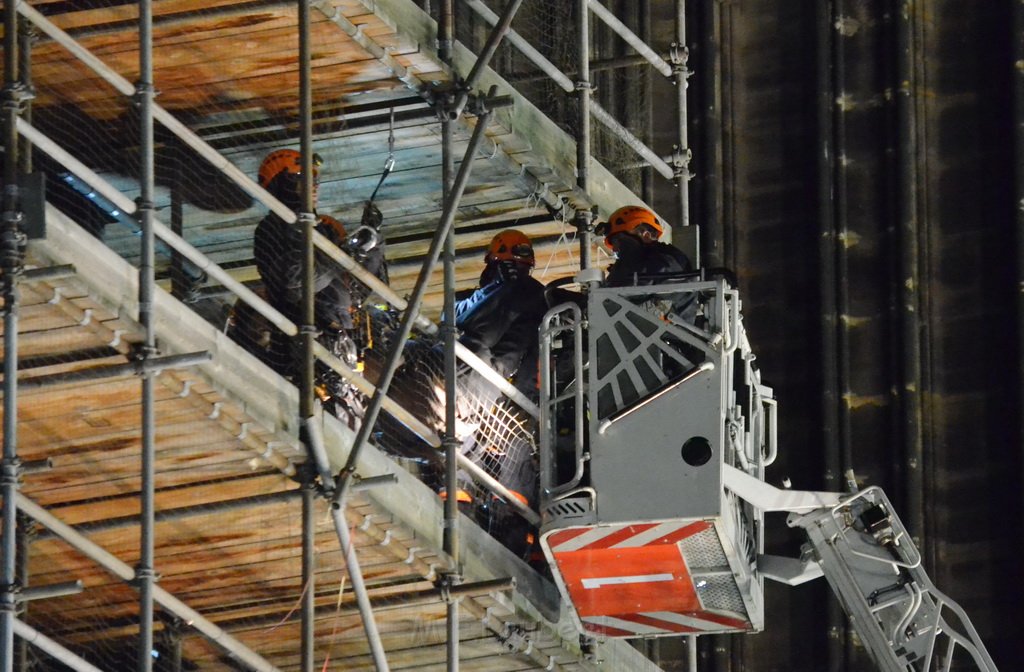 Einsatz BF Aktivisten auf Geruest vom Koelner Dom P302.JPG - Miklos Laubert